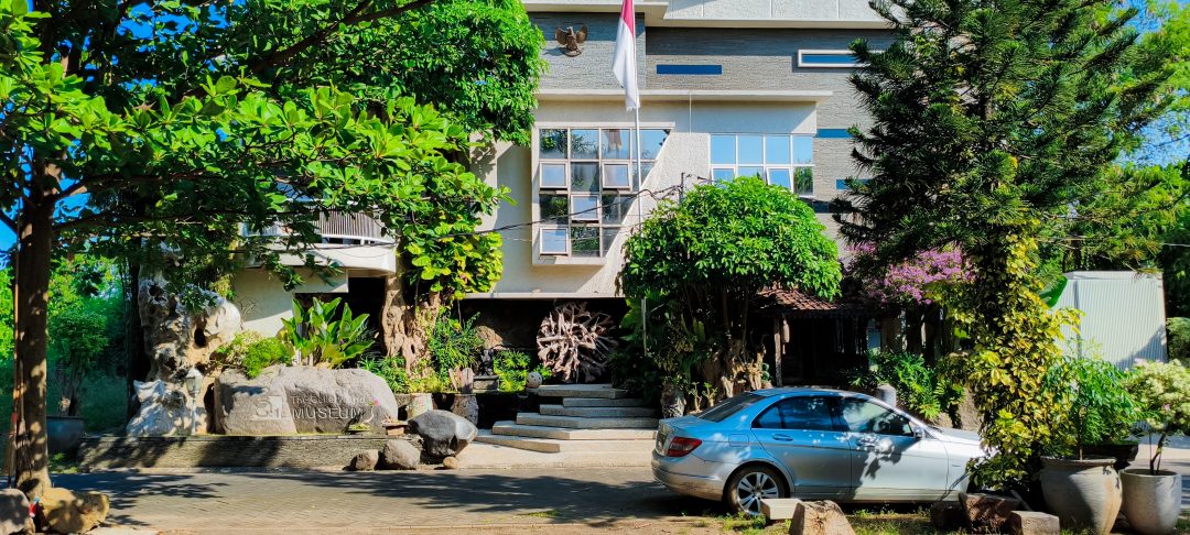 Tampak depan: Galeri Q-One di Sidoarjo menjadi rumah bagi berbagai koleksi seni dan artefak yang dikumpulkan Nasrudin RR selama puluhan tahun perjalanan hidupnya / Foto: Sidoarjonews.id
