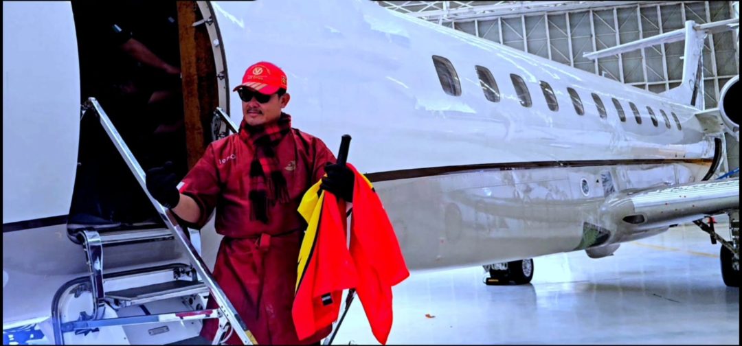 Nasrudin RR di depan sebuah private jet. Dari Sitiaji, Bojonegoro, ia menapaki perjalanan panjang hingga dikenal sebagai Master Leather di kancah internasional / Foto: Dok. Nasrudin RR