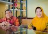 Anggota Dewan Pengawas Perumda Delta Tirta Sidoarjo, Dra. Siti Mussarofah (kanan) bersama Hery Suhartono saat ditemui di Kantor Perumda Delta Tirta Sidoarjo. Dalam kesempatan itu, keduanya menyampaikan harapan agar direksi baru mampu memperluas cakupan layanan sekaligus meningkatkan kualitas pelayanan kepada pelanggan / Foto: sidoarjonews.id