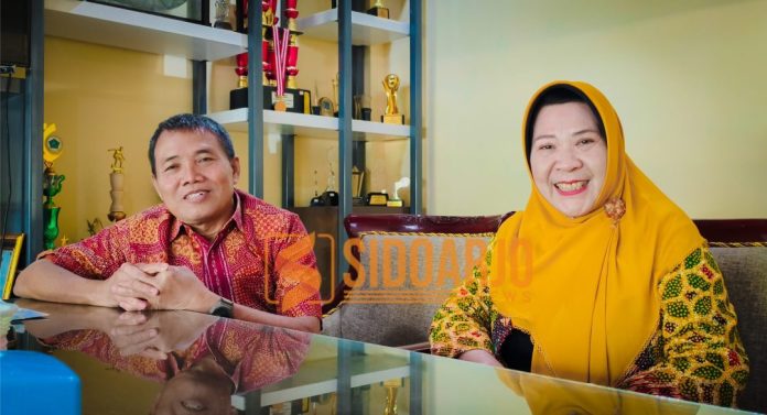 Anggota Dewan Pengawas Perumda Delta Tirta Sidoarjo, Dra. Siti Mussarofah (kanan) bersama Hery Suhartono saat ditemui di Kantor Perumda Delta Tirta Sidoarjo. Dalam kesempatan itu, keduanya menyampaikan harapan agar direksi baru mampu memperluas cakupan layanan sekaligus meningkatkan kualitas pelayanan kepada pelanggan / Foto: sidoarjonews.id