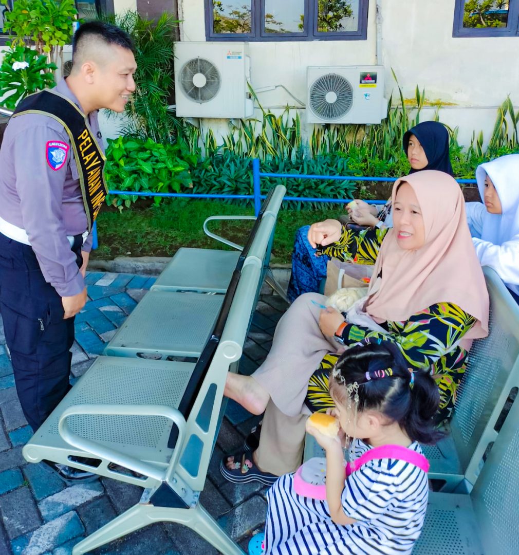 Salah satu pemohon saat terlihat menunggu nomor antreannya dipanggil bersama pemohon lainnya / Foto: istimewa
