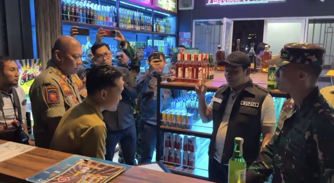 Bupati Sidoarjo H. Subandi memimpin inspeksi mendadak (sidak) di salah satu toko penjual minuman keras (miras) yang diduga menyalahgunakan izin distributor dengan menjual minuman beralkohol secara eceran / Foto: sidoarjonews.id