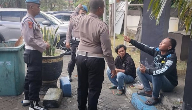 Personel Satlantas Polresta Sidoarjo memberikan pendampingan dan informasi kepada masyarakat saat patroli pelayanan di lingkungan Samsat Sidoarjo / Foto: istimewa