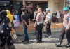 Sepekan Mengawal Pelayanan di Samsat Sidoarjo Personel Satlantas Polresta Sidoarjo bersama Provost melakukan pengawasan dan pendampingan kepada masyarakat di area pelayanan Samsat Sidoarjo / Foto: istimewa