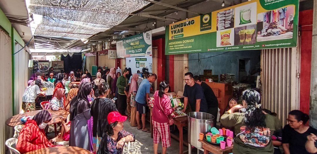 Antusiasme warga mengikuti kegiatan sosial Yayasan Kasih Anugrah Besar (YKAB) di Blukid Square, Bluru Kidul, Sidoarjo, Sabtu (29/8/2026). Kegiatan tersebut menyediakan sembako murah, makan gratis, dan layanan kesehatan bagi masyarakat / Foto: Yard