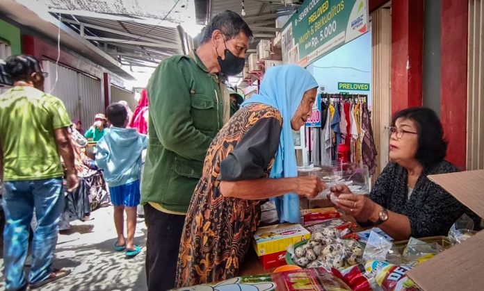 Warga membeli sembako murah dalam kegiatan sosial Yayasan Kasih Anugrah Besar (YKAB) di Blukid Square, Bluru Kidul, Sidoarjo, Sabtu (29/8/2026) / Foto: Yard