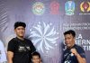 Sagara, peraih medali emas kategori 20 kilogram kelas TK B, didampingi dua pelatihnya, Hartono dan Khohar Efendy, dari Ghost Fighter Sidoarjo usai menjuarai event Kejuaraan Provinsi Taekwondo Indonesia Piala Gubernur Jatim Antarpelajar 2026 di Gor Kranjengan Park, Surabaya, 27 hingga 30 Agustus 2026 / Foto: istimewa