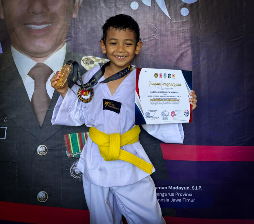 Sagara Al Biru Muda Bramoyo, menunjukkan medali emas dan piagam penghargaan usai menjadi juara kategori 20 kilogram kelas TK B pada Piala Gubernur Jatim Antarpelajar 2026 di Surabaya / Foto: istimewa