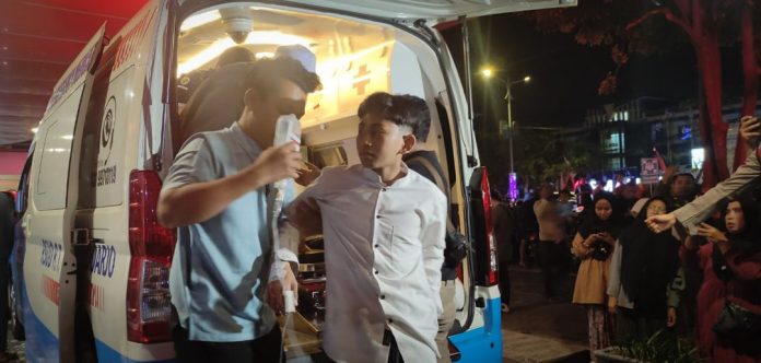 Seorang santri didampingi perawat RS saat mendapat penanganan medis di RSUD Notopuro Sidoarjo, Selasa (1/9/2026) malam / Foto: Yard
