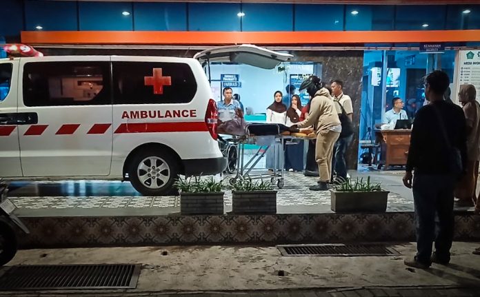 Evakuasi santri yang mengalami gejala dugaan keracunan setelah diduga santap MBG berlangsung di RSUD R.T. Notopuro Sidoarjo, Selasa, (01/09/2026) malam. Sejumlah santri dibawa menggunakan puluhan ambulans untuk mendapatkan penanganan medis / Foto: Yard