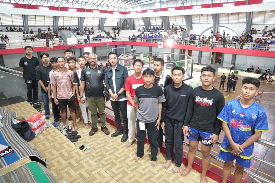 Kontingen IBCA MMA Sidoarjo bersama Ketua Umum KONI Sidoarjo M. Rafi Wibisono di Kejurprov IBCA MMA Jatim 2026, Blitar. Sidoarjo meraih 29 medali: 12 emas, 12 perak, dan 5 perunggu / Foto: istimewa