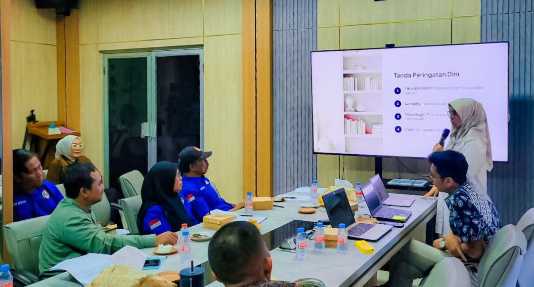 Tim FK UNAIR memberikan pembekalan kepada Agen Pemulihan dan tim BNNK Sidoarjo terkait penanganan adiksi NAPZA dan adiksi perilaku di Kantor BNNK Sidoarjo, Jumat (25/9/2026) Foto: istimewa
