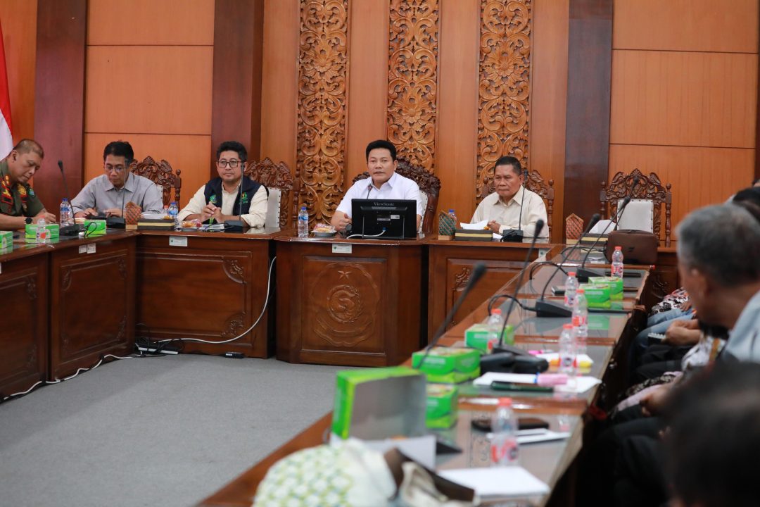 Bupati Sidoarjo Subandi memimpin Rapat Koordinasi Evaluasi Pelaksanaan Car Free Day (CFD) bagi UMKM di Opsroom Sekretariat Daerah Kabupaten Sidoarjo, Kamis (1/10/2026) / Foto: Diskominfo Sidoarjo