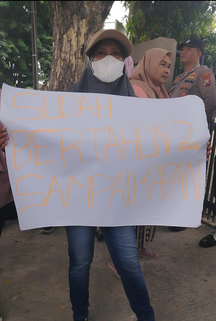 Warga Desa Pranti, Kecamatan Sedati, Sidoarjo, membawa poster berisi tuntutan saat menggelar aksi di depan Kantor BPN Sidoarjo, Rabu (7/10). Mereka mendesak penerbitan sertifikat tanah yang telah diperjuangkan sejak 2015 segera dituntaskan / Foto: istimewa