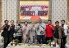 Esports Sidoarjo Naik Level, Pemkab Diajak Bangun Ekosistem Kompetitif dan Terarah Perwakilan organisasi esports Sidoarjo foto bersama Wakil Bupati Sidoarjo, Mimik Idayana, usai audiensi membahas pengembangan ekosistem esports, edukasi game online, serta penguatan pembinaan atlet di Kabupaten Sidoarjo, Rabu, (14/10/2026) di rumah dinas / Foto: istimewa