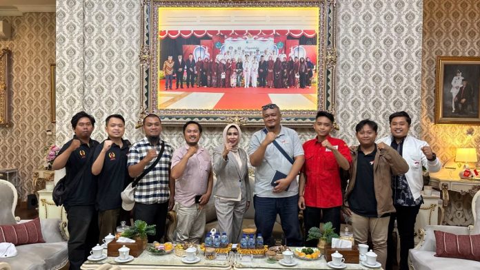 Perwakilan organisasi esports Sidoarjo foto bersama Wakil Bupati Sidoarjo, Mimik Idayana, usai audiensi membahas pengembangan ekosistem esports, edukasi game online, serta penguatan pembinaan atlet di Kabupaten Sidoarjo, Rabu, (14/10/2026) di rumah dinas / Foto: istimewa
