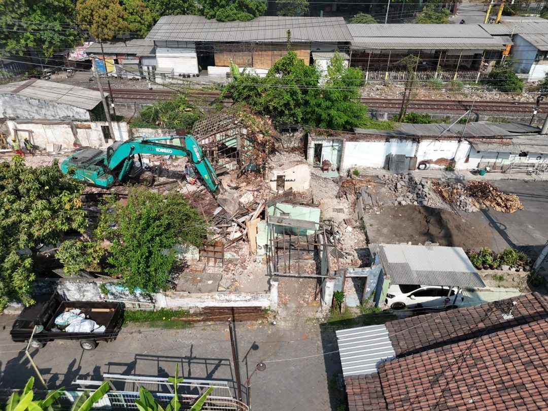 Pembongkaran bangunan di kawasan aset PT KAI untuk mendukung percepatan pembangunan Frontage Road Waru-Buduran, Sidoarjo, Kamis (15/10/2026) / Foto: Diskominfo Sidoarjo