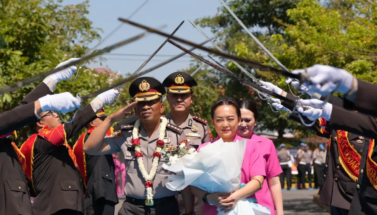 Kapolresta Sidoarjo Kombes Pol Dr. Christian Tobing menyambut kedatangan Kapolresta Sidoarjo yang baru, AKBP Bobby A. Condroputra, dalam prosesi Farewell Parade di Mapolresta Sidoarjo, Minggu (18/10/2026) / Foto: istimewa